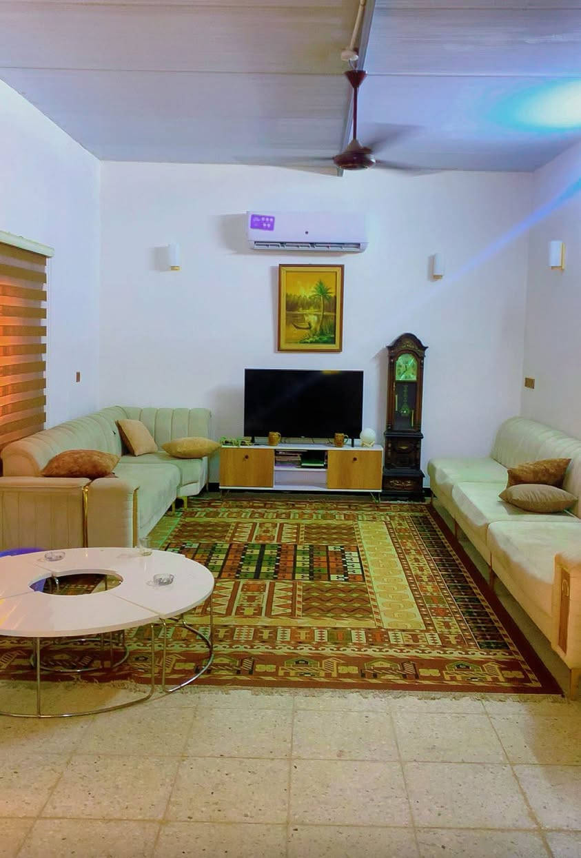 السلام عليكم مزرعه مساحة دونم الواجهة ٣١متر والنزال ٨٢متر تحتوي على بيت وحديقه وبستان كراج يأخذ ٤سيارات نخل وتين ورمان وتفاح بيه بير ارتوازي وماء اساله كهرباء وطنيه ومولده اناره كامله مؤثثه بالكامل اثاث درجه أولى سبالت موقعها بغداد الدوره هور رجب مسيجه بالكامل  طابو ٢٥ زراعي السعر ٣٥٠ مليون وبيه مجال رقم الهاتف ***********
