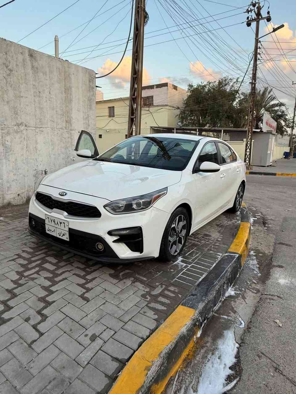 سلام عليكم
فورتي 2020 كير عادي ماشيه 99
بدون حادث فقط بيها بارد سيارة جاهزه هس مسوي الها هزه ورقم وسنويه جديد بسمي 
عنوان موصل حي الاعلامين قرب حي الوليد ‏‪***********‬‏
السعر. 120
