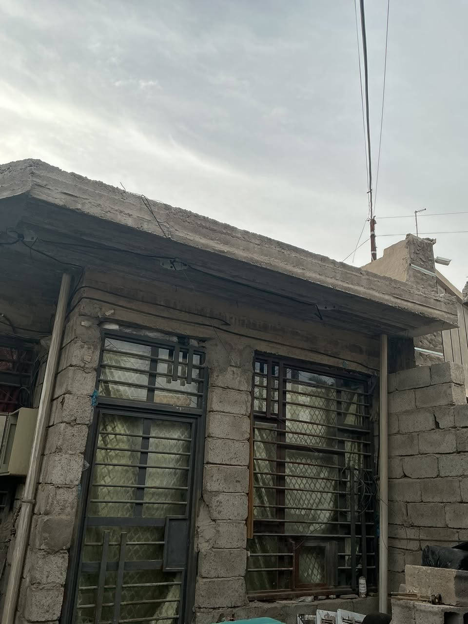 سلام عليكم بيت هيكل للبيع في المدائن قرب جامع سيد علي قريب من الشارع العام متوفره جميع الخدمات مي رساله كهرباء مجاري  وشارع عريض مساحة 125متر وعرض شارع ١٠ تواصل واستفسار خاص او على رقم تلفون ***********
