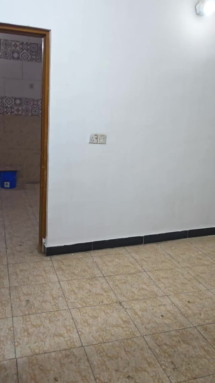 السلام عليكم يتوفر شقة للايجار طابق ثاني تحتوي على صاله و مطبخ وغرفه وصحيات سعر الايجار 400 وبي مجال نظيفة جداً العنوان الغزاليه شارع البداله الاستفسار ***********
