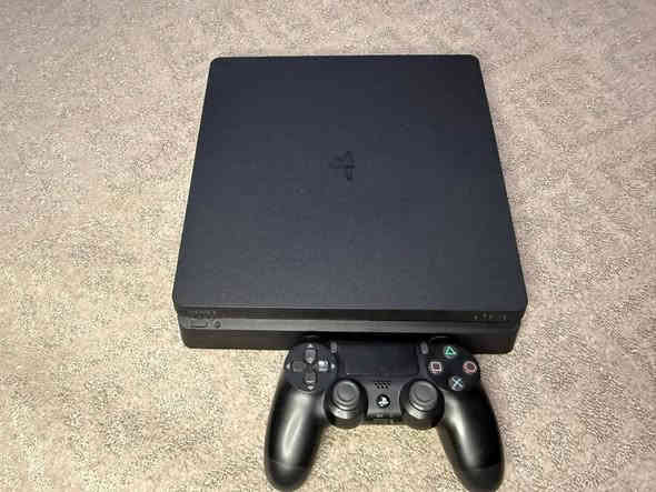 للبيع بلي فور سلم مهكر بعده على وضع الشركه صار يومين من أخذته جوستكات ثنين والتهكير ماله قرص اخر اصدار كلش سريع  وبي العاب   السعر 265 مكاني ميسان
***********
0778278174 عمارة
