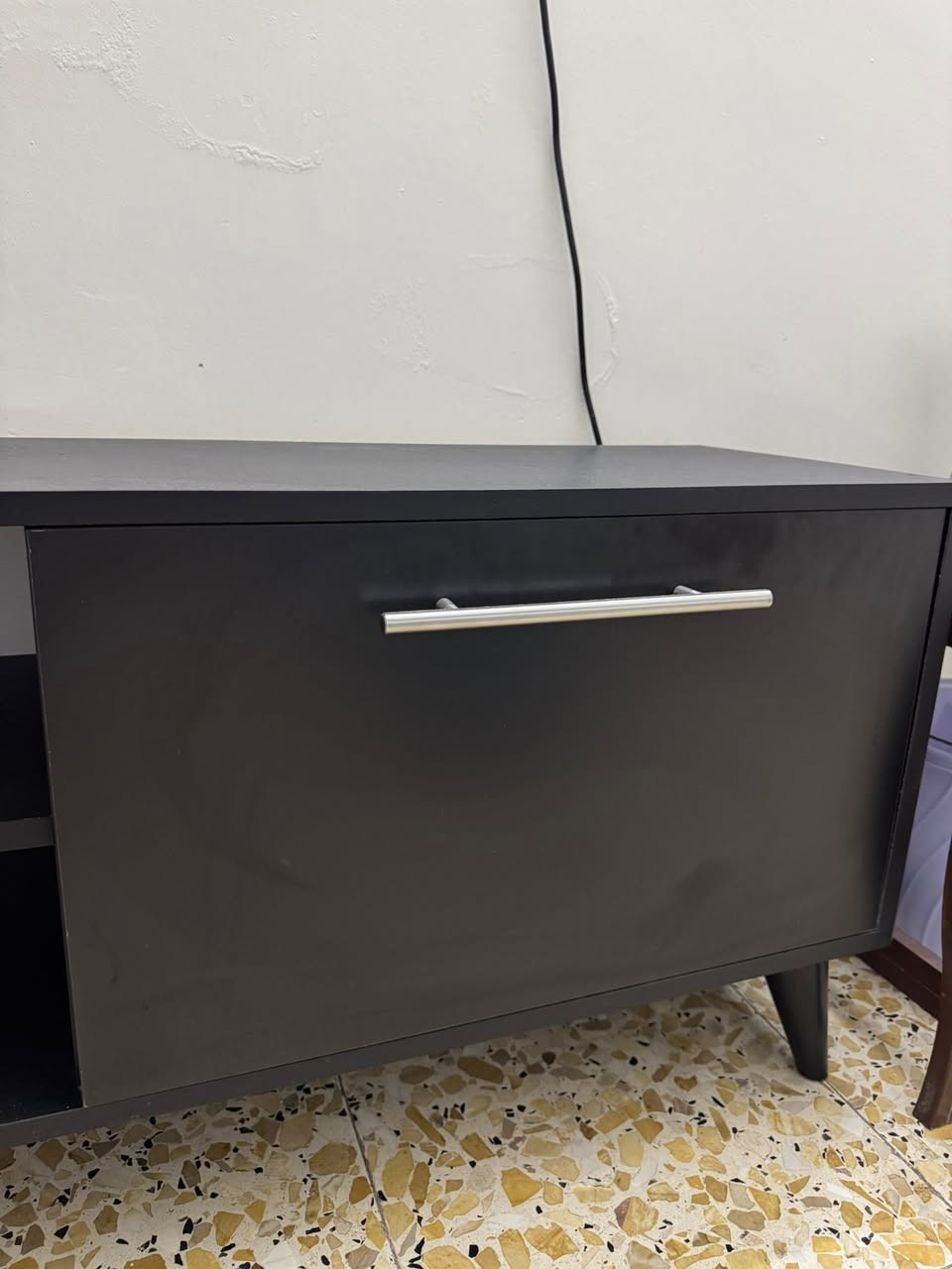 ميز تلفزيون مودرن باللون الاسود بي جرارات ثنين ورف بالوسط مثل ما موضح بالصور
بسعر مناسب 55 الف 
موجود واتساب ***********
