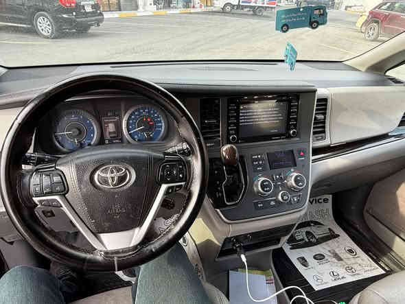 سلام عليكم 
سيينا 2020  لون اسود
194 كيلومتر ماشي
 سيارة نضيفة سلايت كوشن جلد
ابواب كهرباي 
حاديث اليمين بس الجاملاغ باب 
شوف رقم شاصي
مكان زاخو 
سعر 245 بها مجال بصيط
***********
