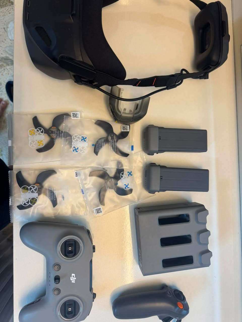 متوفر أغراض avata 360  نظارة n3  وبطاريات عدد 2 مكان شحن البطاريات وموشن وكنترول 3  ومراوح عدد 4  الغراض كلهن جدد ***********
