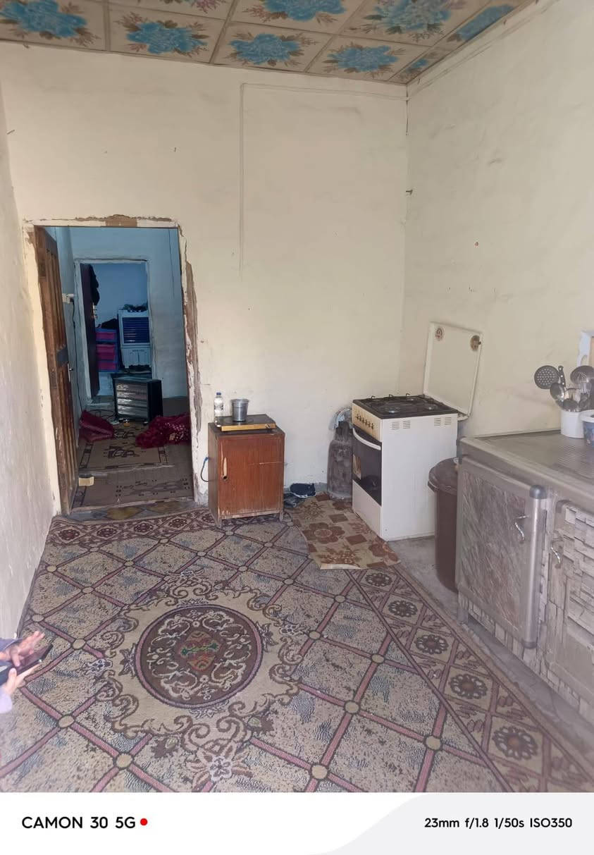 من رخصة صاحب الكروب بيت للبيع المساحه ١٠٠م بيه غرفه وصاله ومطبخ وستقبال وتخاريج العنوان البراكيه شارع معمل السمنت بشارع السبيس قرب جامع آل شبل [سند ٢٥] للتواصل رقم الهاتف ***********وبيه واتساب
