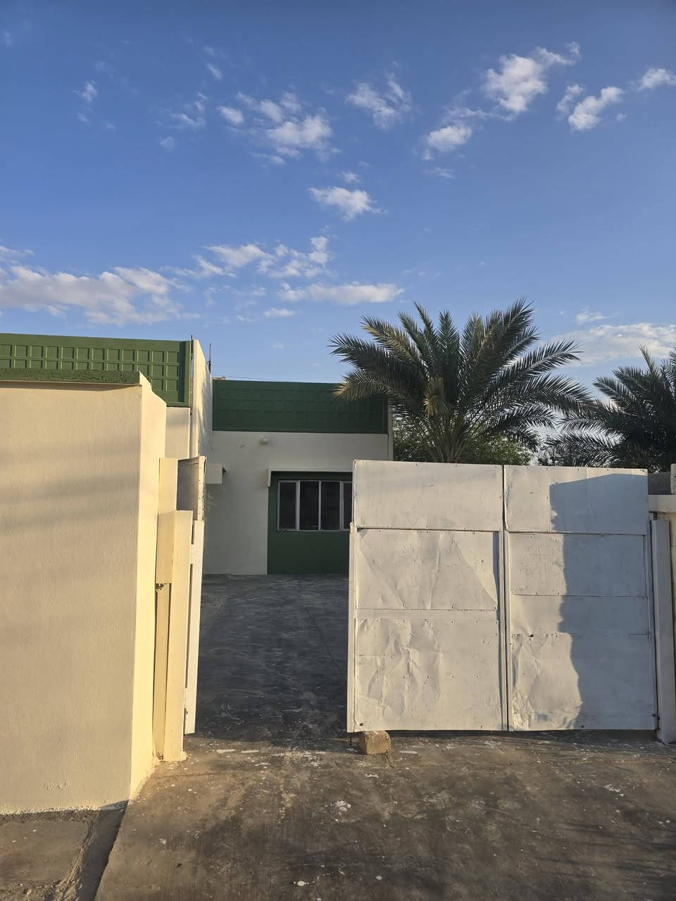 للبيع دار سكن نوع بيوان B1 ركن في المرحله الثانيه يحتوي على حديقه جانبيه كبيره جدا كما موضح بالفيديو السعر ٥٨ وبي مجال .  للتواصل ***********
