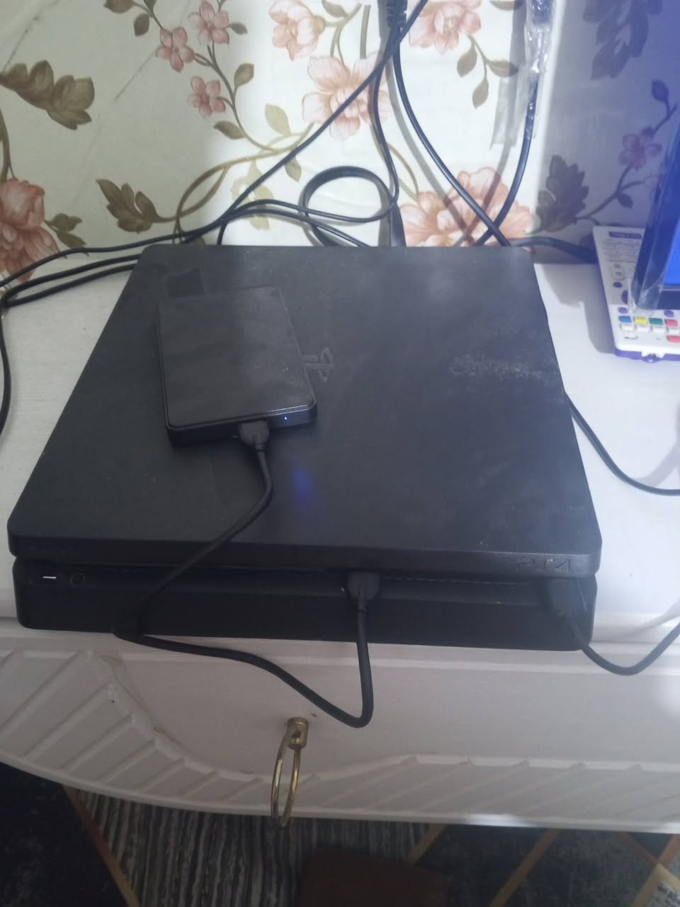 بلي فور هارد داخلي هارد خارجي بلي مهكر مع 3 جوستكات وحده اصليه وثنين تجاري اتصال عل هذا رقم *********** سعر 300 وبيه مجال
