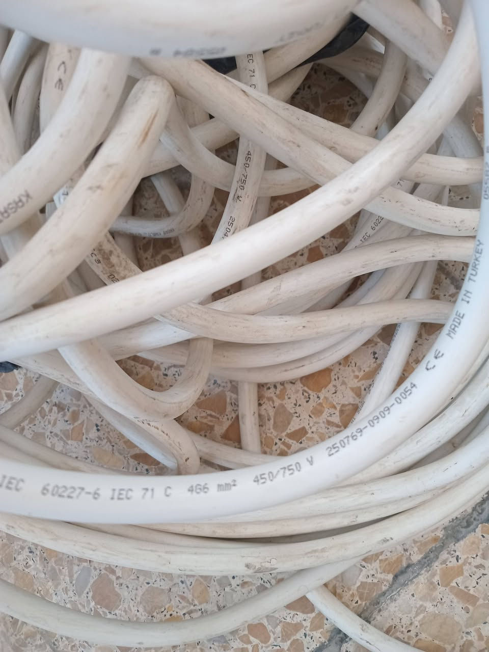 كيبل 4×6 تركي جديد  ما مستخدم  17متر و13مترو12متر بغداد الاتصال  ***********
