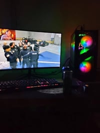 حاسبة مع كامل ملحقات ما عدة الشاشة قيم و اخذ توصيل متوفر لجميع محافظات...