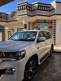 لاندكروزر ٢٠٢١ • ٨ سلندر • ٢٠٠الف