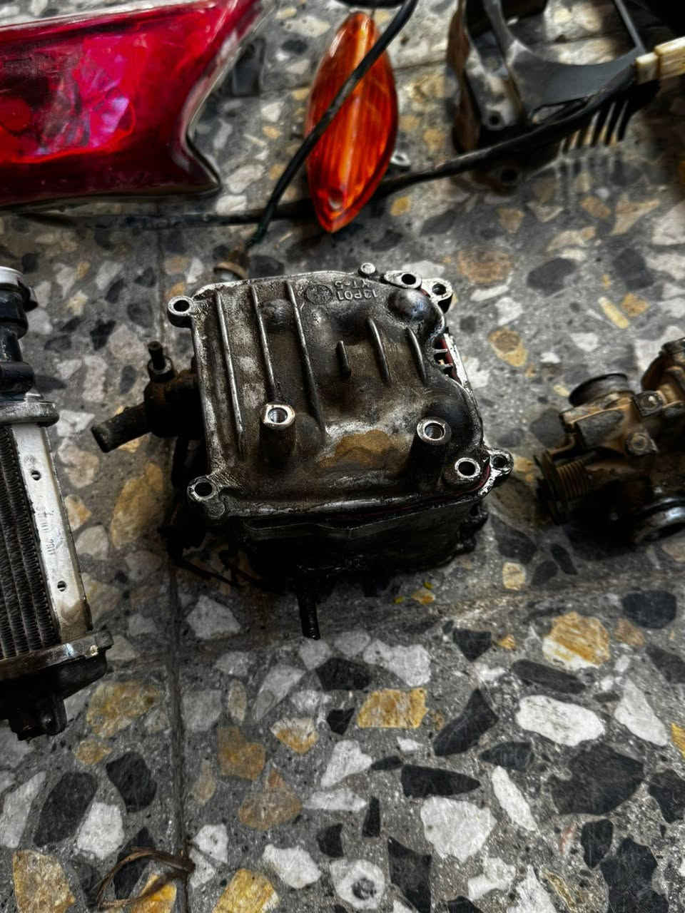 سلام عليكم حبايب غراض تفصيخ مال دراجه يابانيه هاذه اسمها Yamaha Jog ZR هاي غراضه يلاديه كلها مختمه وا تعرفون انتم هاي عراضه أو بأي مكان تحصلهن قيم وخذ هاذه رقمي ***********
