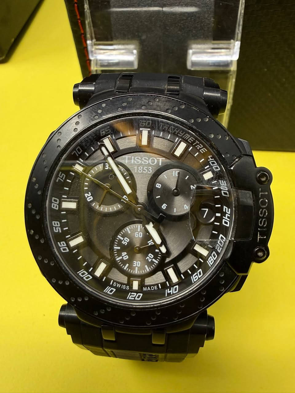 لأصحاب الذوق الرياضي والفخم! 🔥
ساعة تيسو تي-ريس أصلية Tissot T-Race Chronograph Black للبيع 🏁⌚الإصدار: الطبعة الرياضية باللون الأسود الكامل (Full Black) المستوحاة من سباقات الدراجات النارية (MotoGP).الصناعة: سويسري أصلي 100% (Swiss Made) 🇨🇭.المواصفات: زجاج سافير ياقوتي ضد الخدش مع عدسة مكبرة للتاريخ، هيكل مطلي PVD أسود مقاوم، كرونوغراف كامل، ومقياس سرعة (Tachymeter).الحالة: مستعملة بحالة نظيفة جداً، الماكينة والعقارب والعدادات كلها تعمل بدقة الوكالة وبانتظام.السير: ربل (مطاطي) رياضي مريح وفخم.السعر: (300$) (قابل للتفاوض البسيط جداً بعد المعاينة).


**إذا كنت صاحب هذا الإعلان وتريد حذفه لأي سبب، رجاءا أرسل رسالة إلى الدعم الفني**