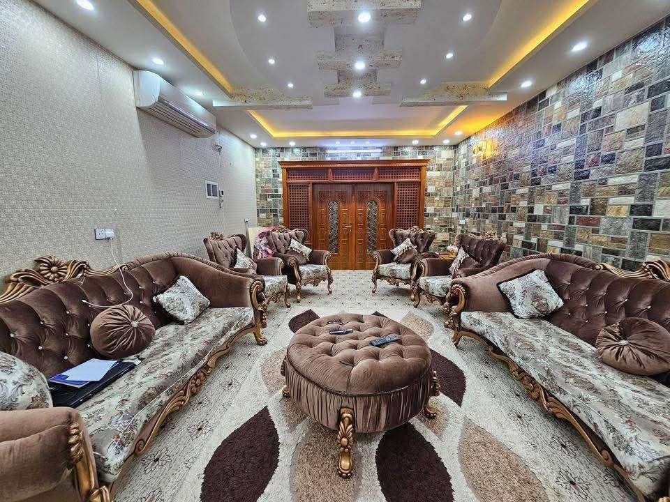 #اربيل_الجديده
بیت للبیع في منطقة أربیل جدیدة ( هولیري نوي ) 
٢٠٠ متر    
خلف مستشفی CMC
٥ نوم ( نومین سویت ) 
٤ حمام 
مطبخ حار و بارد 
اتجاه غروب 
السعر16دفترونص وبه مجال

￼⁨***********
***********
