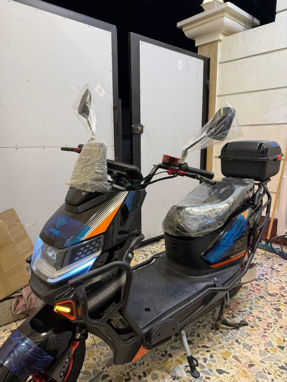 السلام عليكم ماطور شحن للبيع ماسه بعد جديده سعره 650 بي مجال لشراي 6 بطاريات كبار على فحص شرط عنوان رمادي اتصال ***********  متواجد على خط فقط
