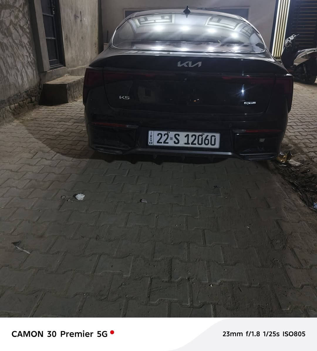 السلام عليكم ورحمه الله وبركاته k5 موديل 25 بيها ثلاث قطع بدون دواخل سياره ماشيه 21,000 سياره جديده خير من الله فول عدى الفتحه ماكينه 2500 جي تي لاين ثلاث انظمه قياده تدفئه تبريد بالكشنات تشغيل عن بعد فول بصمه سنويه جديده وهزه جديده وباسمنا السياره بدون مراوس بيع فقط  سعر 190 وبيها مجال بسيط رقم *********** مكان بغداد الحريه
