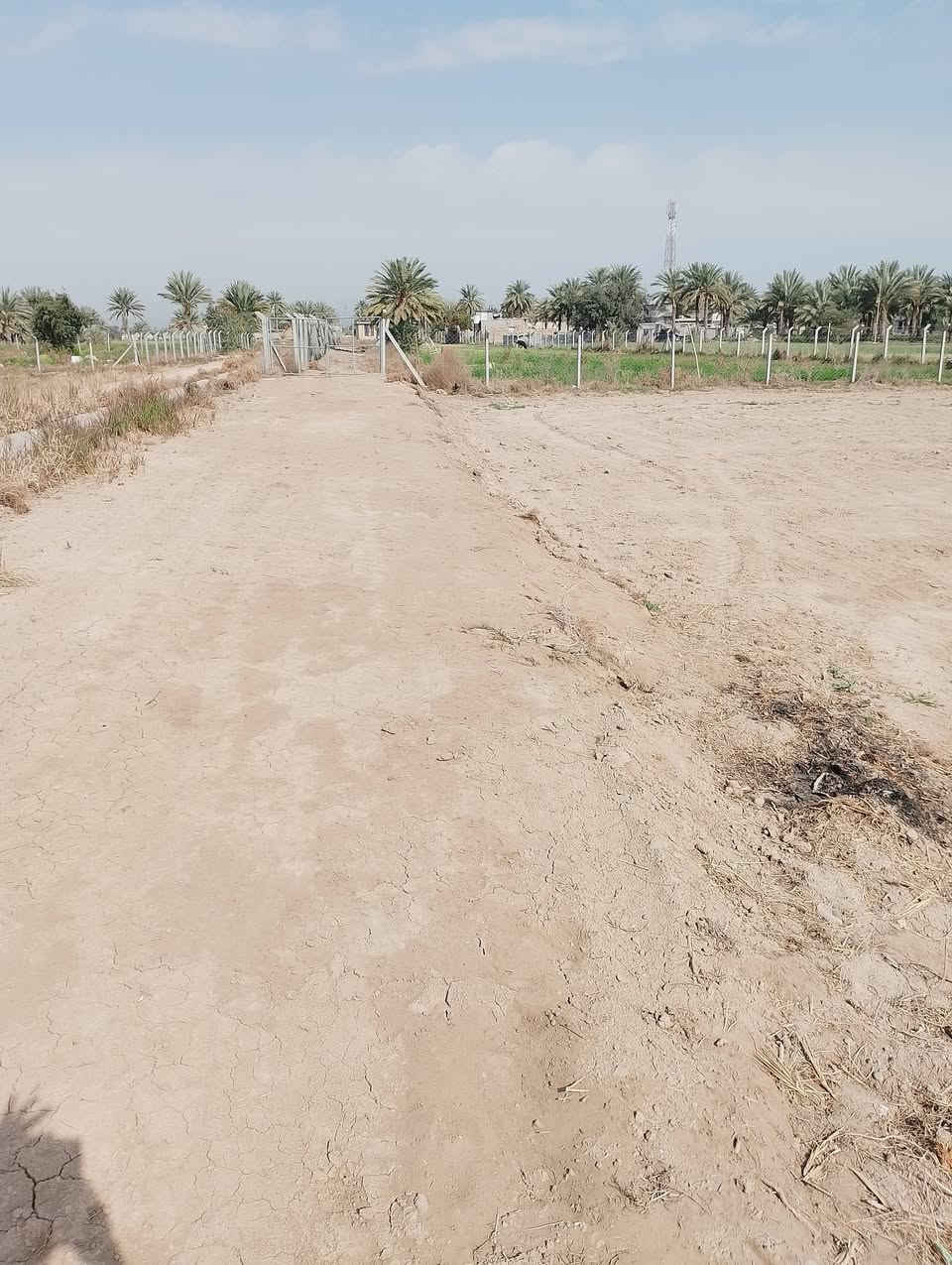 السلام عليكم يتوفر للبيع دونم ارض طابو صرف تحويل ثاني يوم متوفره جميع الخدمات ماء سقي وكهرباء موقعة منطقة الكص قريب جدا على مدرسة سبا الابتدائيه 
يصلح مزرعه ترفيهيه وكذلك للبناء 
***********
