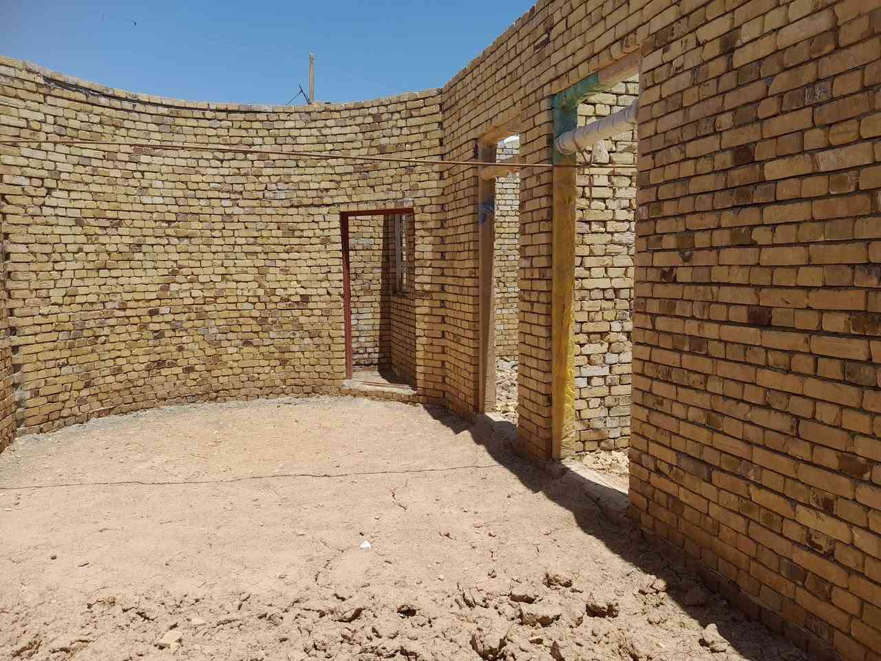 السلام عليكم،، بيت هيكل طابوڰ رباط كونكربت،، غرفتين وصاله ومطبخ واستقبال، وصحيات، داخليه وخارجيه. 
قرب مدرسة نور الدين،، قريب عالطابو،، مسافة 50 متر ع مولد عويض. 
مساحته200م.
للاستفسار عالرقم***********.
و الخاص مفتوح.
