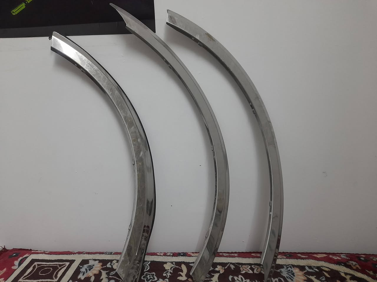 نيكل او هالات سيارة جيلي ام كروز 
نقص قطعة للتاير الخلفي جهة يمين (عكس جهة السايق) 
القطع نظيفة واصلية وكالة 
السعر ٣٠ وبيه مجال 
توصيل ما متوفر 
الرقم:***********
