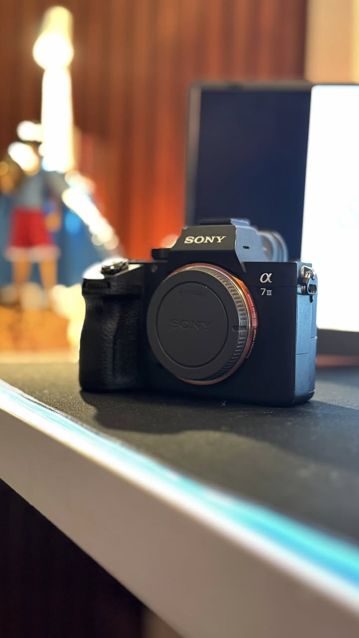 كامرا سوني a7iii
بيهه عدسه 50mm
ورونن مني كومبو 4 ما مستخدم 
شترهه 10k او اقل ما متاكد 
للاستفسار ***********
