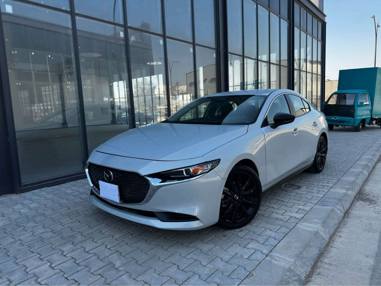 مازدا 3(2025)
مواصفات SELECT SPORT 
برێك بصمه
رادار پێش و دواوە ٣٦٠پلە
ويل و ئاوينە رە ش
رە نگ سمۆکی 
کوشن جلد
مکينە٢٥ی بێ تۆربۆ
بۆنيت بۆياخە چملخ گۆراوە بە بيلاد
ئيرباگ سوکان و شان تقيوە دانراوە تە وە
سيستم کراوە تە وە وەك بيلاد
رەقم کردن بە شەرت
٣مانگ کاتی لەگەلە بۆ رەقەم
ژم/*********** السليمانية, العراق
