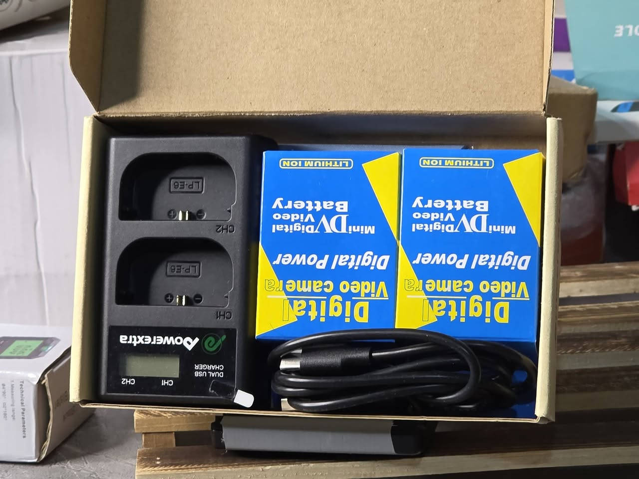 السلام عليكم قاعدة شحن مع بطاريتين  متوافق مع عدة مديلات هذا شاحن USB مزدوج من Powerextra مع بطاريتين بديلتين من طراز LP-E6. 
التوافق: متوافق مع كاميرات Canon EOS DSLR مثل 80D و 6D و 7D و 70D و 60D و 5DS R Mark II III IV.
اكتب سعر واني اجيك


**إذا كنت صاحب هذا الإعلان وتريد حذفه لأي سبب، رجاءا أرسل رسالة إلى الدعم الفني**