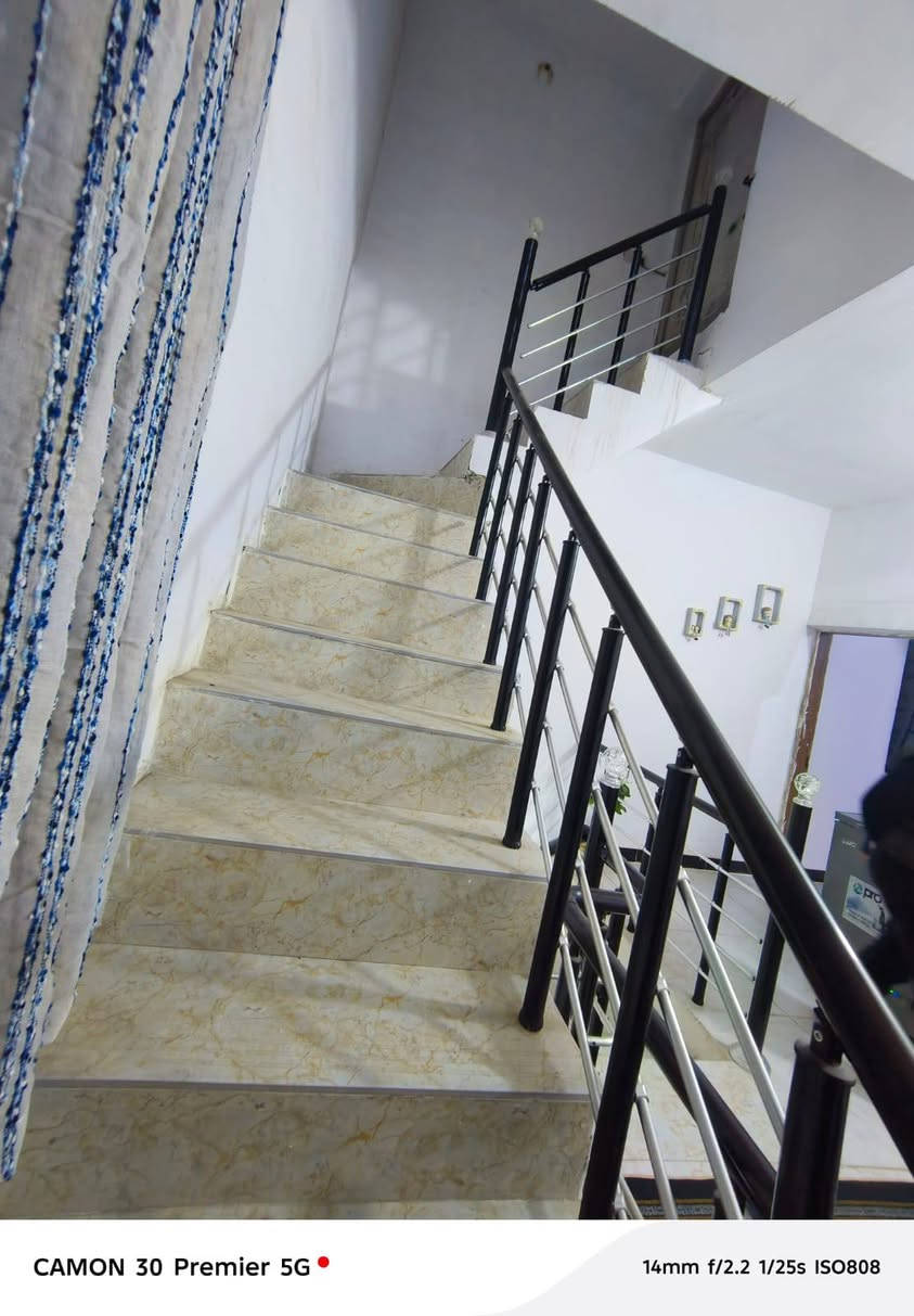 السلام عليكم بيت للبيع طابو صرف طابقين المساحة 46متر  ع شارعين عريضات  بناء نضيف جدا يحتوي على صاله مطبخ صحيات غرفه كبيره الموقع الدورة قرب مدرسة ذات النطاقين 
***********
