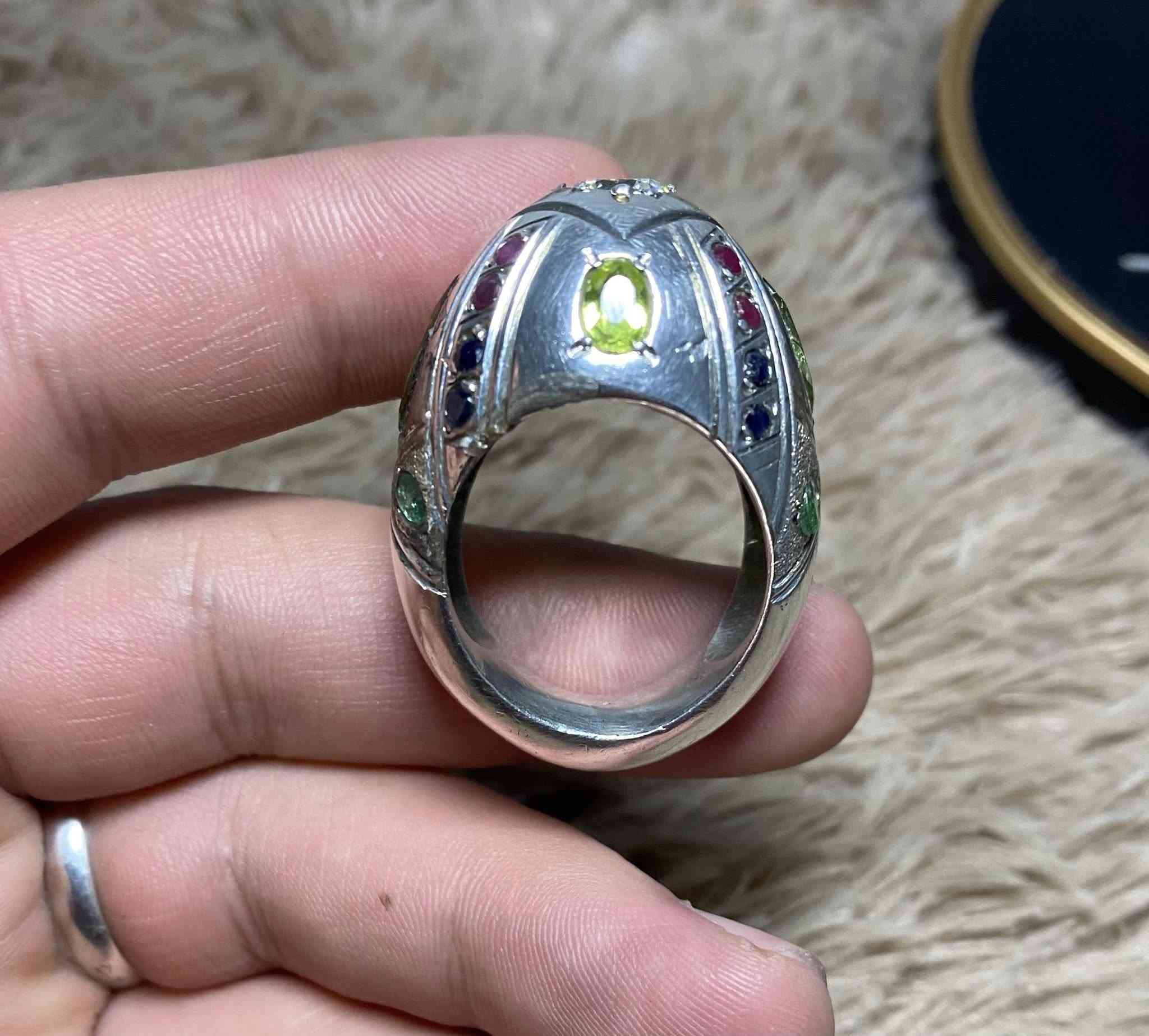 السلام عليكم خاتم ملكي جامع الاحجار وزنه 32غ مطعم ب25 حجر كريم الاحجار موزنايت روسي وزبرجد وزمرد وياقوت احمر وازرق قياس الخاتم (27 تقريبا) للبيع فقط. يوجد توصيل *********** (السعر مرتفع قليلاً)
