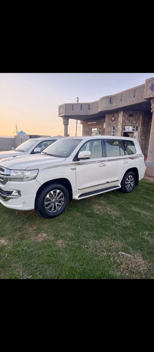 لاندكروزر موديل 8 محدث 21 تحديث كلش حلوه وجاهزة للأخير من كير ومحرك وشاصي وحداديه  وتخم تايرات ويل كب مال عشرين علما بأن السياره مصبوغة عام توحيد لون   ومكفوله من كص او ضربه قويه بحيث تحديث من دون دواخل  مكان السياره بغداد التاجي أو المشاهده  للاستفسار ***********
