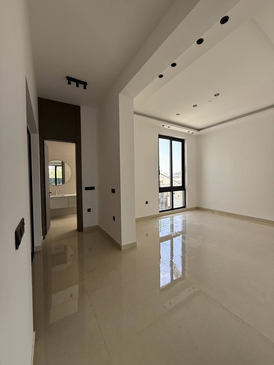 للايجار

يصلح لـ 🔴سكن الوزراء 🔴مقر الشركات 🔴مقر المنظمات …

دار جديد في المنصور 

المساحة 1200 متر مربع 

يحتوي على 6 غرف نوم وصالة وهول وحولي ومطبخين وحمامات
وحديقة وكراج يتسع لـ 10 سيارات

شركة علي شوقي للاستثمار و التطوير العقاري 

🔴استشارات عقارية 
🔴استشارات هندسية 
🔴استشارات قانونية 

للتواصل معنا 
***********

المنصور - ساحة ابو جعفر بناية امازون ط1
