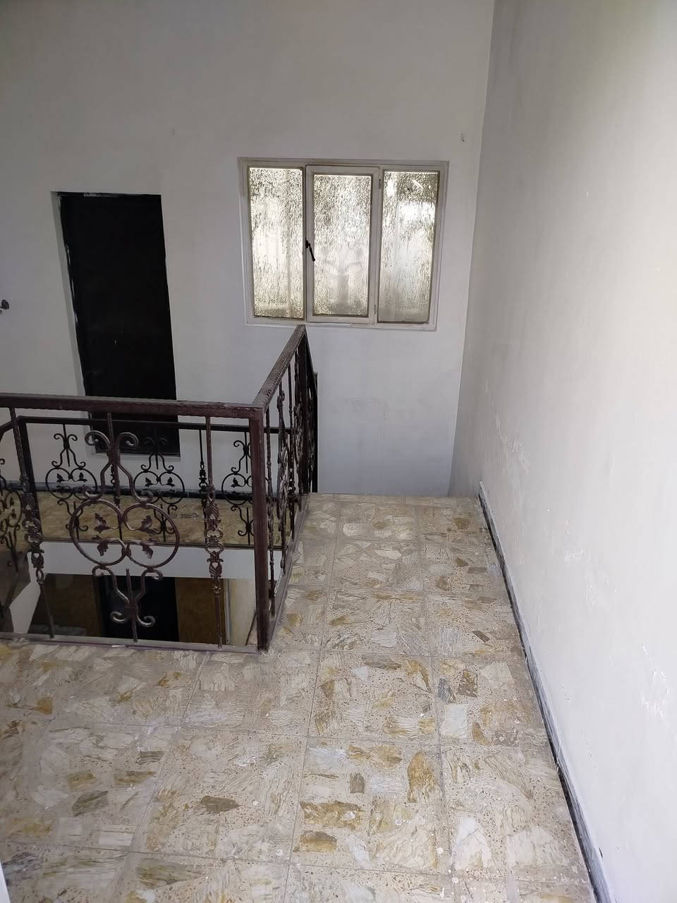 بيت اللابجار دور الخمسه مساحه 100مطابق واحد يتكون من غرفة نوم 2ومطبخ وحمام وكراج مع
كافة الخدمات السعر 450  استفسار اكثر اتصال على الرقم ***********
