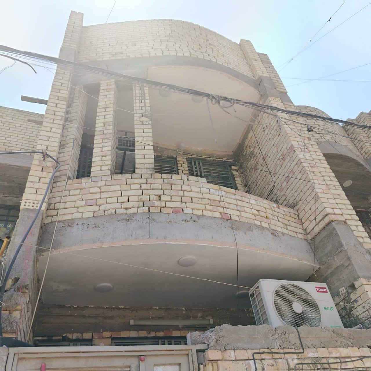 السلام عليكم نصف قطعة 72متر للبيع 
قطاع 51قرب شارع الخدمي الاورفلي بناء حديث قاطين متكون  متكون من ثلاث غرف واستقبال وممر وصاله حمامات 2 +سطحين 
للاستفسار رقم الهاتف: ***********
