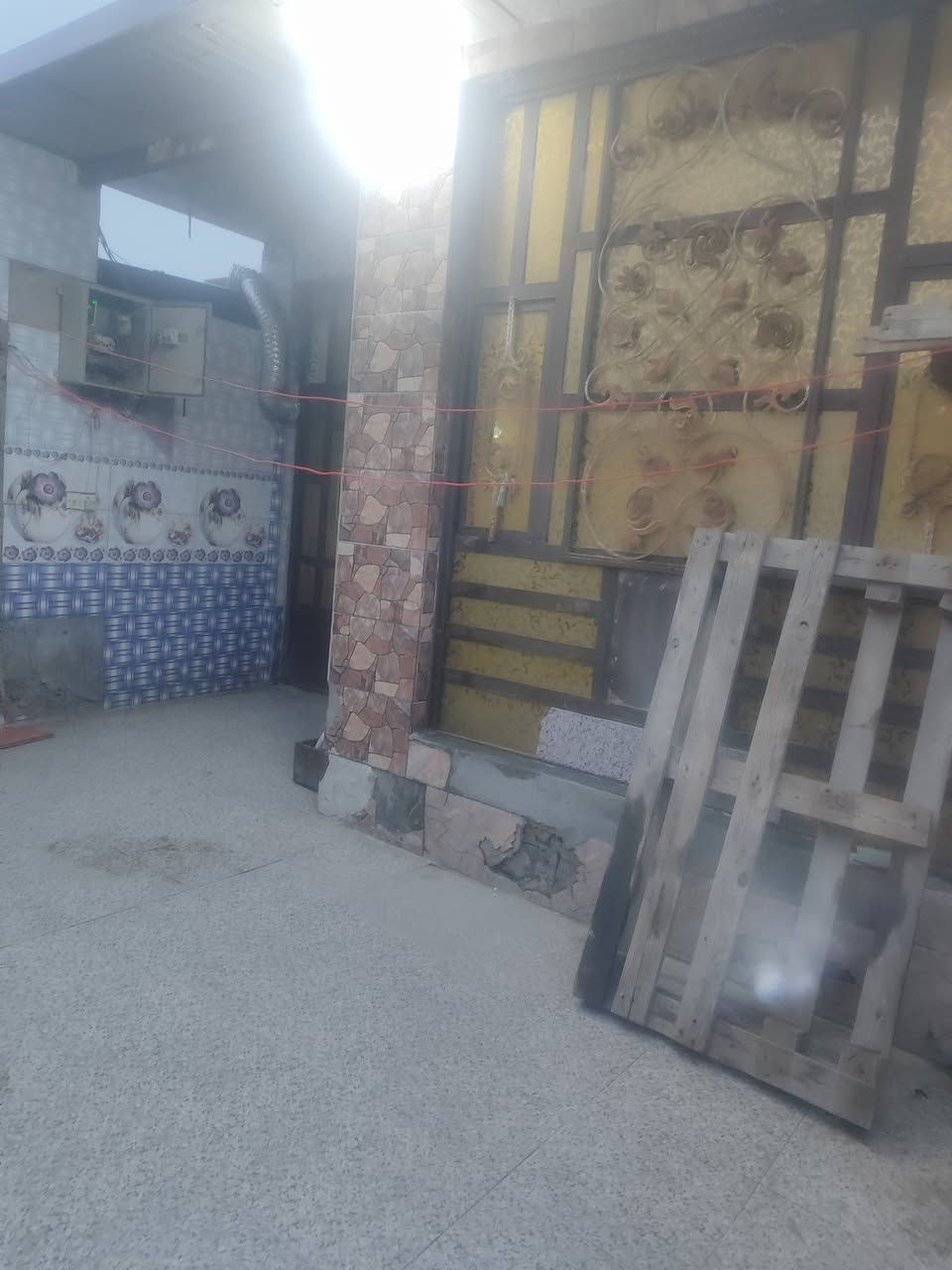 تجاوز الموقع خلف مستوصف الساهرون
المساحه 100متر
بيت كامل مابي اي نقص 
ماء كهرباء مجاري 

***********
