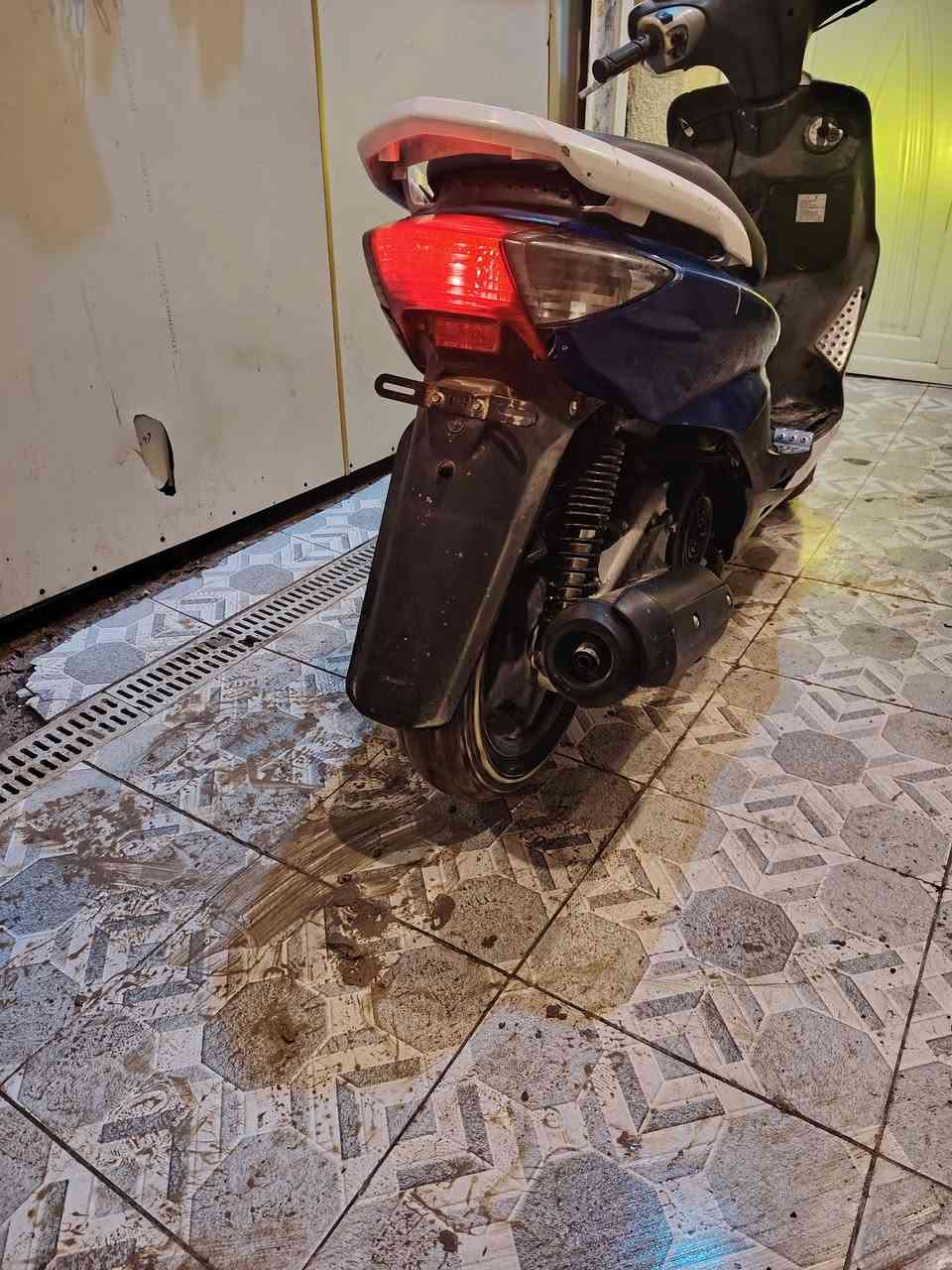 السلام عليكم الجميع دراجه سكنس نثيه كابريته مو نوزل الدراجه كله رقم واحد مكينه خرسه سلف هندر  كهربائي كله شغاله كيج سرعه بنزين اشاير البركات خلفي امامي دبلات كله ابشرط ابلاد الدراجه احله من الصوره والك حق الفحص مكانه قرب جسر الثوره السعر 550 الاتصال ***********
