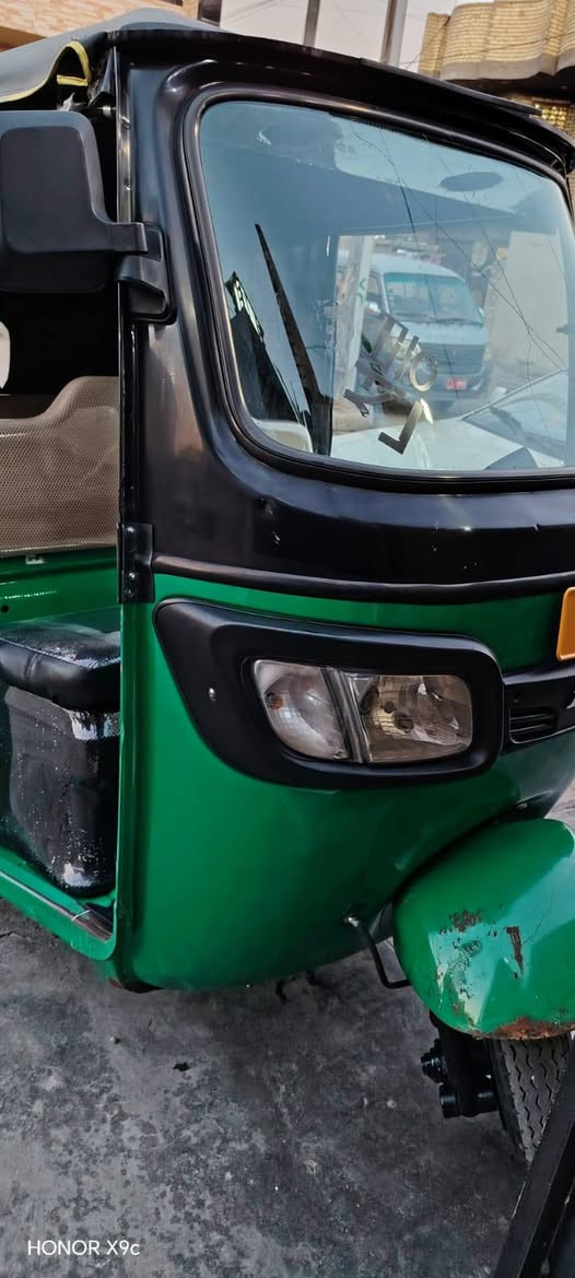 السلام عليكم تكتك موديل 2023 رقم سنويه محرك لا تنقيص ولا تبخير لا ضربه ولا صبغ تخم تاير دوشه جديده مكان جسر ديالى القديم فلكه المدائن سعر 7 بيها مجال للشراي***********
