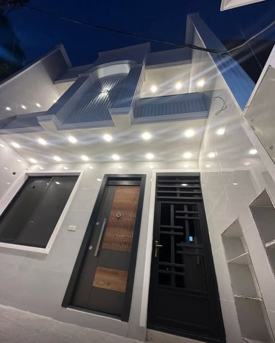 للبيع منزل حديث مساحه ١٥٠ متر طابو ملك صرف وياه هدايه والسعر مناسب جدا واجهه ٦ نزال 25 
ط الارضي/استقبال +حمام ضيوف+مطبخ+صاله داخلية+غرفه +حمام
ط الثاني /غرفه نوم عدد 4 +حمام عدد 4
العنوان /بغداد - #حي_الجهاد - ديوان المخابرات 
للاستفسار الاتصال  *********** م
