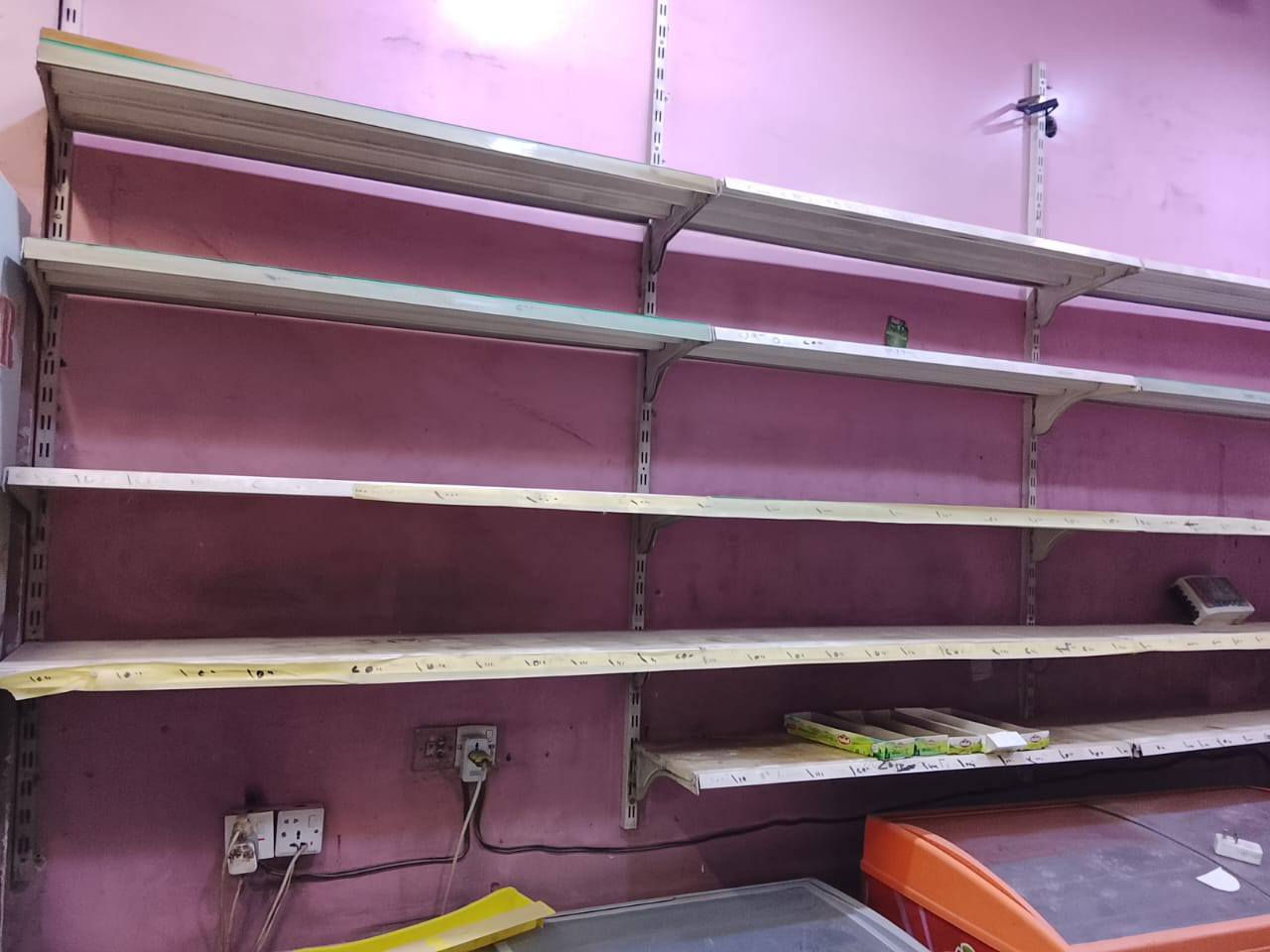 رفوف اسواق حديد للبيع واحد ستة طوابق قياس٥*٣والاخر٥*٤ اربع طوابق مع رفوف متحركة للبيع علما انها مفتوحة تاخذها راسا الرفاق الثانية قرب مجمع السلام السكني اسواق الهدى السعر ٥٠٠ قابل للتفاوض للاتصال صاحب الاغراض  طيف ***********  .
