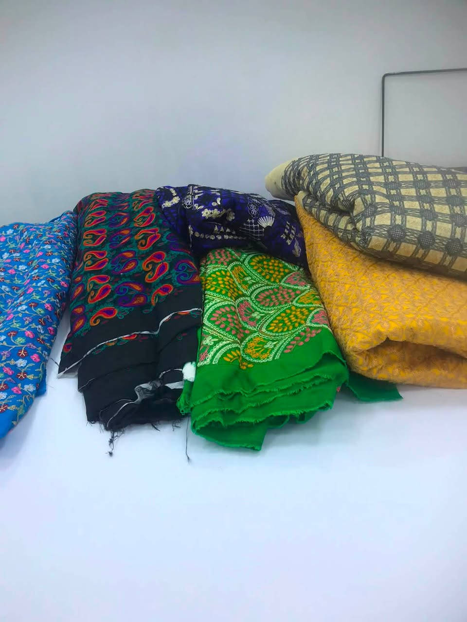 اقمشة وادوات خياطة للبيع للاستفسار التواصل عبر الواتساب ‭***********‬
