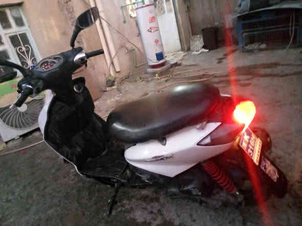 سلام عليكم دراجه سكنس ياباني سرعه 110 ياباني الاصلي استانت حساس وكهربائيتها كلها  شغاله كامله وكفراتها بلاديه ومحركها بلادي نطيف مامفتوحه ابد بلاديه ناعمه خرسه شلعه ومعدل خير من شغاله سلف وهندر نقصها بس باتري هابض  نقصها بس سبايدر فقط مكاني بشارع فلسطين رقمي *********** متواجد وتساب ورصيد السعر 350بيها. مجال لشراي
