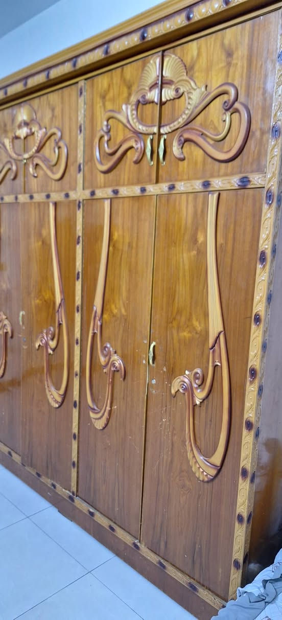 السلام عليكم متوفر كنتور وصومية جرباية الكنتور عرض ٣٣٠سم وارتفاع ٢٦٠سم مالت الجرباية متر ونص عرض وطول مترين مكاني البنوك ***********
