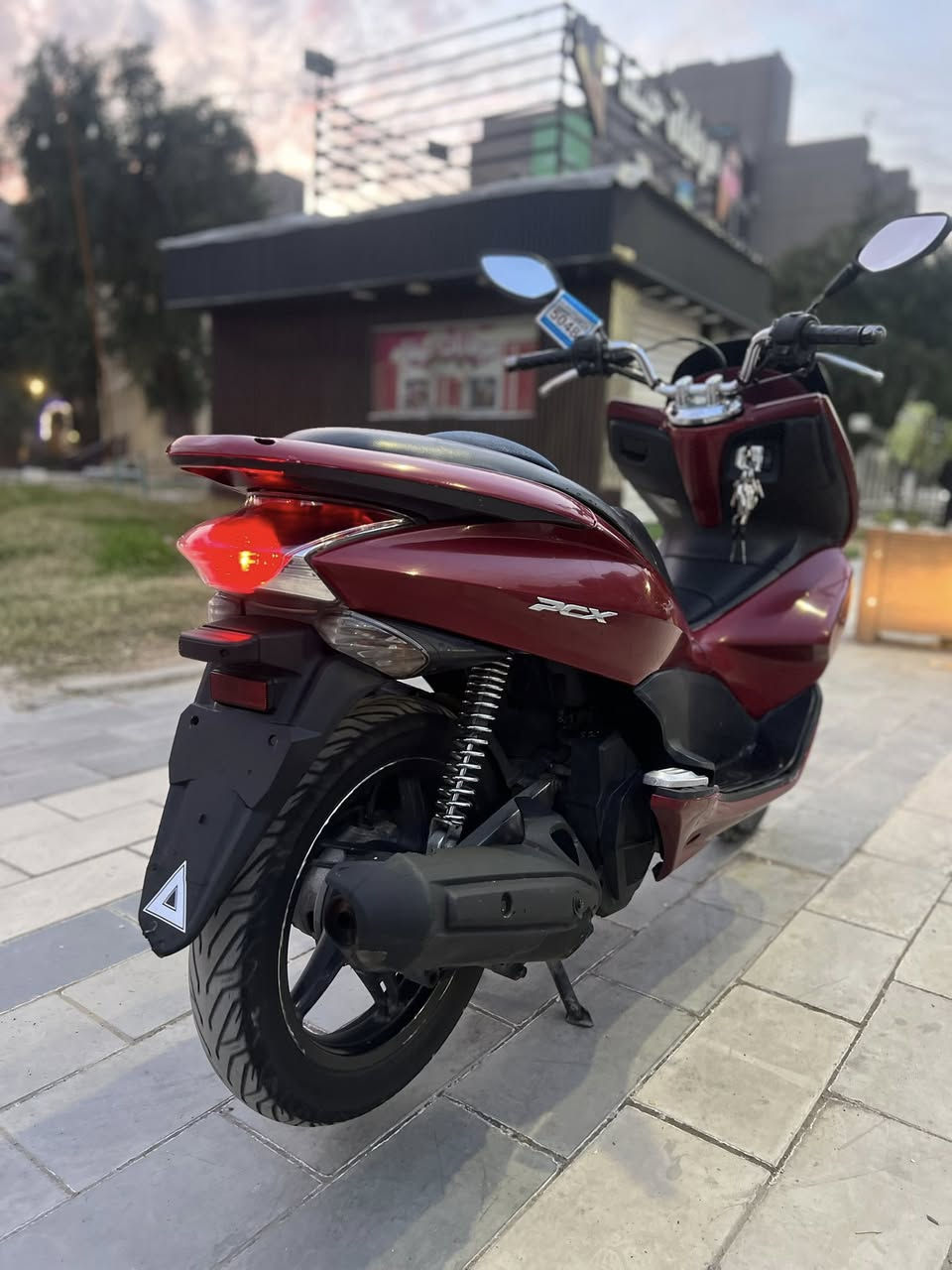 السلام عليكم للبيع دراجه pcxجيل الاول  دراجة مال رمبه ماخذها رمبه الدراجه وأعلى ايدي حجم مكينه 150ياباني الاصلي دراجه جديده مال جناي وعلئ ايدي لون مميز ماروني 
ياباني الاصلي دراجه كامله أستان كهربائي تدفئه بل يدات حساس ازدحام سويجات ٢حرف Aدراجه جديده الدراجه مكينه لوك شلعه معدل خير من اللّٰه دراجه تكول جديده بمعنئ الكلمه واحلا من الصور مال جناي المكان بغداد دراجة مكفوله اي نقص مابيه السعر ١٦٠٠ 
وبيها مجال بسيط  
اي استفسار ***********
