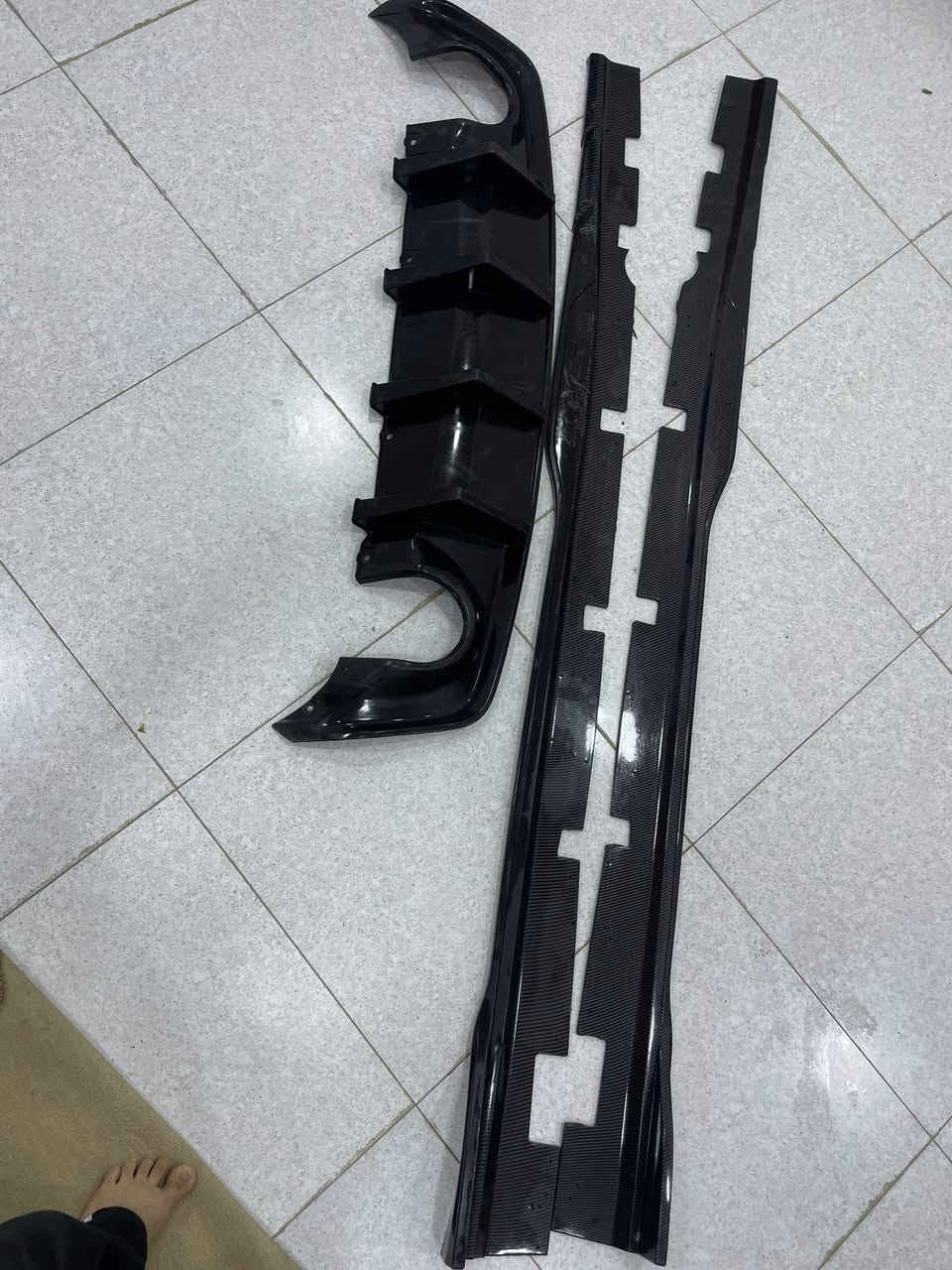 السلام عليكم  
دفيورز خلفي جارجر 15 وفوك اسود لامع و دوسات جانبيه كاربون فايبر SRT ب65 
 ‬***********
