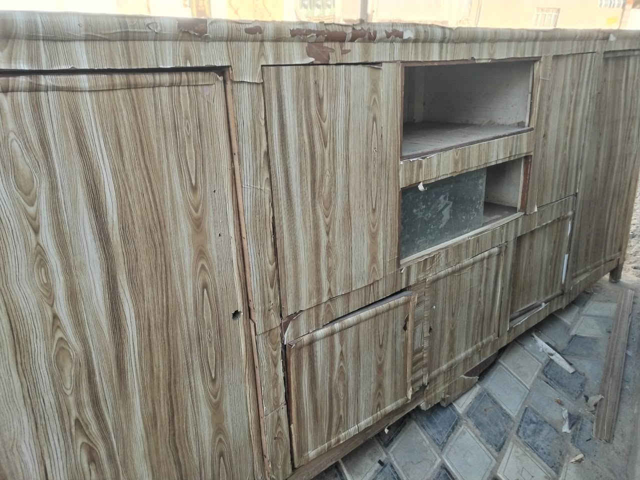 السلام عليكم بوفيه للبيع السعر 50 وبيه مجال عوزه ترتيب وبيه قطعه  مشلوعه موجده وضحه بل منشور الطول 3 الى اربع امتار العنوان ديوانيه دغاره الرقم ***********
