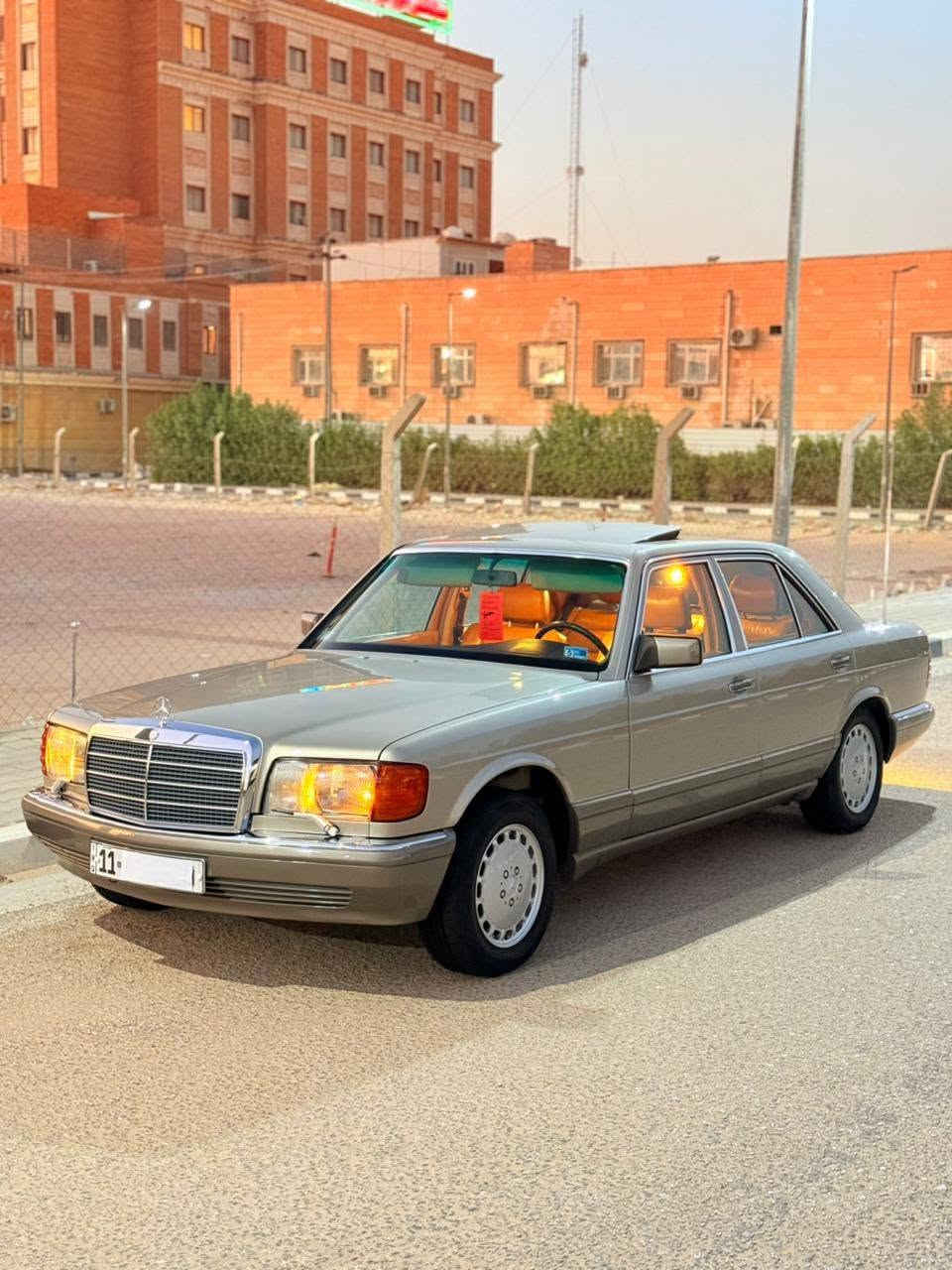 السلام عليكم 
((مكلف بالنشر))
_ _ _ _ _ _ _ _ _ _ _ 
للبيع مرسيدس رئاسي 300 SE موديل 1989

• محرك 6 سلندر (كاربيريتر)
• أعلى فئة (فئة الرئاسي)
• كشنات جلد أصلية
• تحكمات كهربائية كاملة
• بردة خلفية
• تليفون أصلي
• كشنات تدفئة
• تبريد وتدفئة السيارة يعملان بالكامل
• الاستيرن كهربائي
• جميع الأنظمة الكهربائية في السيارة تعمل بصورة ممتازة

حالة السيارة:
السيارة بحالة ممتازة جداً ومحتفظ بيها طوال السنين. الدواخل، المحرك، والجميع على وضع البلد ولم يتم التلاعب بأي شيء. السيارة مصبوغة بالكامل للجمالية فقط وليست حادثة أو مضروبة. يوجد بالسيارة رصعتين فقط.

السعر: 179 ورقة
ويوجد مجال للتفاوض للجادين.

مكانه:- سليمانية 
الرقم:- ***********
