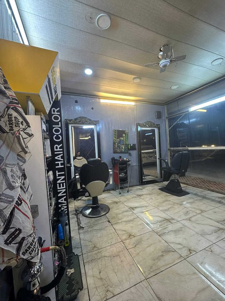 � للبيع تجهيزات محل حلاقة – 🚨
مراية الوحدة – 30 ألف
فاترينة – 50 ألف
كرسي أسود – 80 ألف
كرسي أبيض – 70 ألف

البيع مفرد أو كامل

📍 الموقع: البياع – الشرطة الخامسة
📞 ***********
