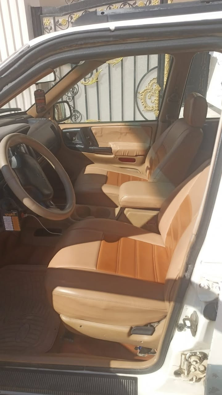 جيب شيروكي 1996 سياره نضيفه ومصروف عليها وجاهزه من كلشي تبريد شغال محور ياباني تايرات جدد صدر جديد نضيفه كلش ربع متصرف عليها السعر 59 وبيها مجال جدا بسيط ***********
