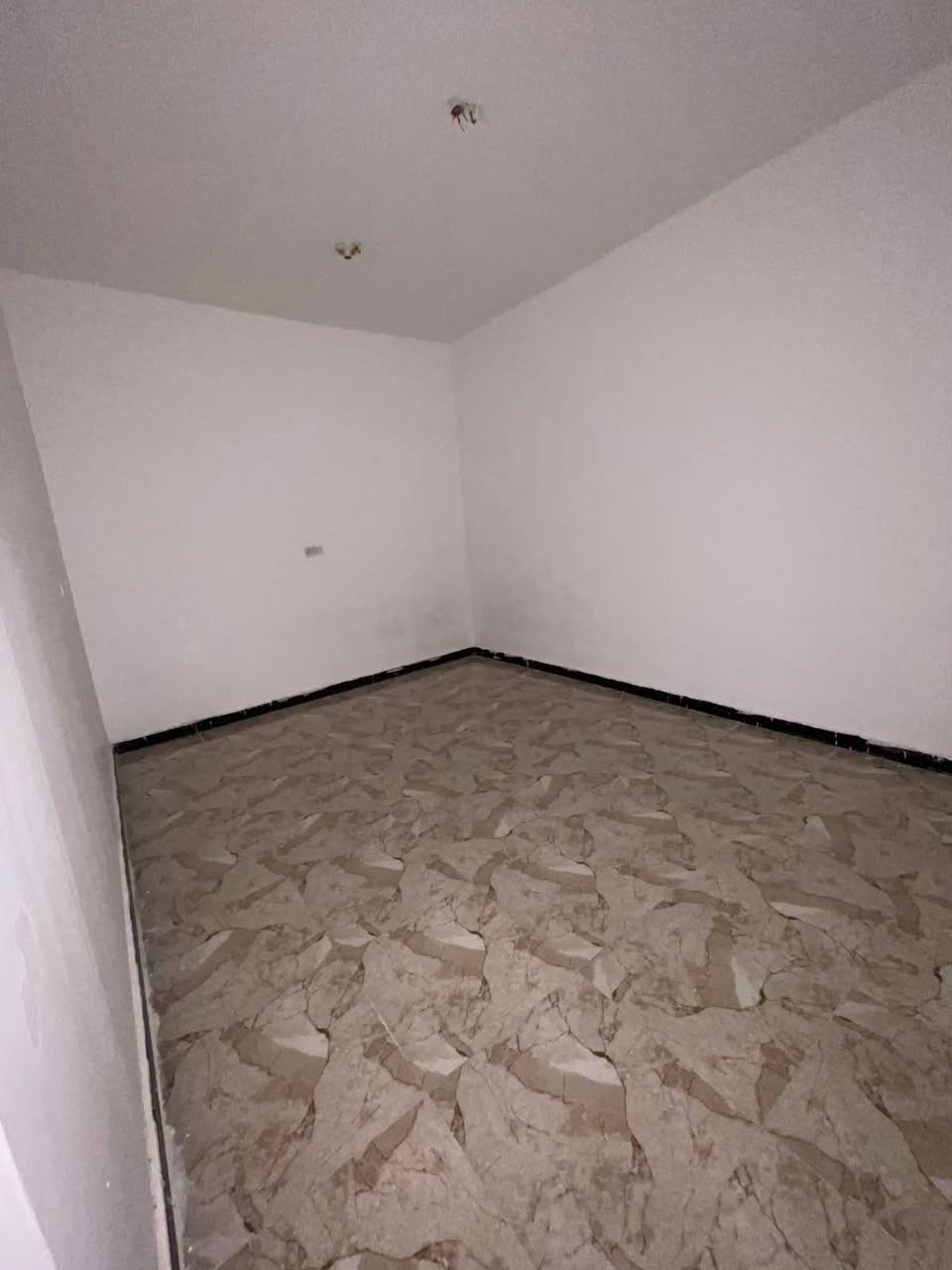 بيت طابق اول درج معزول تحتوي على ديوان غرفتين وصاله ومطبخ وصحيات وطارمة وسطح وكاملة من كل شيء سعر الايجار 600 وقابل للتفاوض اي استفسار رقمنا موجود ***********

