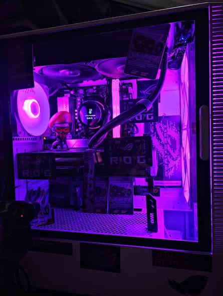 السلام عليكم و رحمة الله 
للبيع كيس و شاشه
استخدام 6 اشهر
(ملاحظه التجميعه تاخذها بدون الكروت و الفكر اللي بيها تمام😂)
المواصفات:
R5 7600 BOX
RX 7800XT ASUS DUAL BLACK 16GB
M.B ASUS B650M-K PRIME D5
RAM T.FORCE 32GB 6000MHZ BLACK ARGB
M.2 WD GREEN SN3000 1T GEN4
PSU FSP 700W HYDRO PRO BRONZE
COOLER ASUS ROG RYUO 240MM LCD BLACK 240MM 
CASE ANTEC NX410 V2 WHITE ARGB
المعجون المستخدم للمعالج MX6
 
مواصفات الشاشه:

ASUS ROG STRIX XG27ACS 
27
2K
180HZ
FAST IPS 
1MS
SRGB 133% اعلى تشبع الوان بفئتها
EXTREME LOW MOTION BLUR SYNC
G-SYNC
HDR 400
USB-C
TRIPOD SOCKET
ستاند متحرك
نظافة القطع 100%
كراتين القطع كلها موجوده و الشاشه كذلك وضمان باقي بكل القطع و وصل الشراء موجود
التجميعه صايره عليه ويه الشاشه 1,925,000 الف
رايدها كامله ب 1,600,000 الف
وبيها مجال بسيط حك الجيه 
توصيل موجود
عنواني بغداد شارع فلسطين
***********
***********
موجود واتساب
