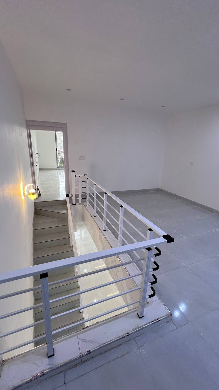 كود اعلان 11/25
#عرض_شركة_ايديل_ڤيلا_العقارية
منزل زيرو للبيع في #اربيل حي #هفالان 
مساحة: 100متر 
على شارع 15متر 
سعر جدا مناسب 
يتكون من: 3غرف نوم
صالة
مطبخ حار وبارد
مجموعة صحيات 
كراج
للتواصل 📞
***********
***********
**************
في حال لم يتوافق العقار مع رغبتكم او لم يكن بقدر امكانيتكم زوروا موقعنا على تلكرام للتصفح على اكثر عدد من العقارات المتوفرة https://t.me/alialmshhadani أربيل, العراق
