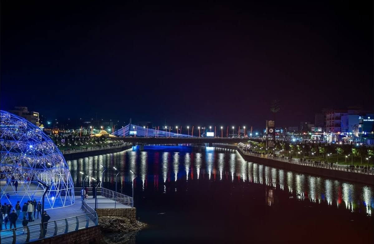 جسر دلالي - كورنيش زاخو 📍
من ضمن رحلتنه ال3 ايام راح نستمتع بجولة سياحية
بالتقاط صور لهذا التراث العضيم

جسر دلال (پرا دلال) هو أشهر معالم زاخو التاريخية، يمتد فوق نهر الخابور ويبلغ طوله نحو 115 مترًا وارتفاعه حوالي 16 مترًا. ويُعد من أبرز المواقع السياحية في محافظة دهوك.
شوف اول 👇 تعليق
