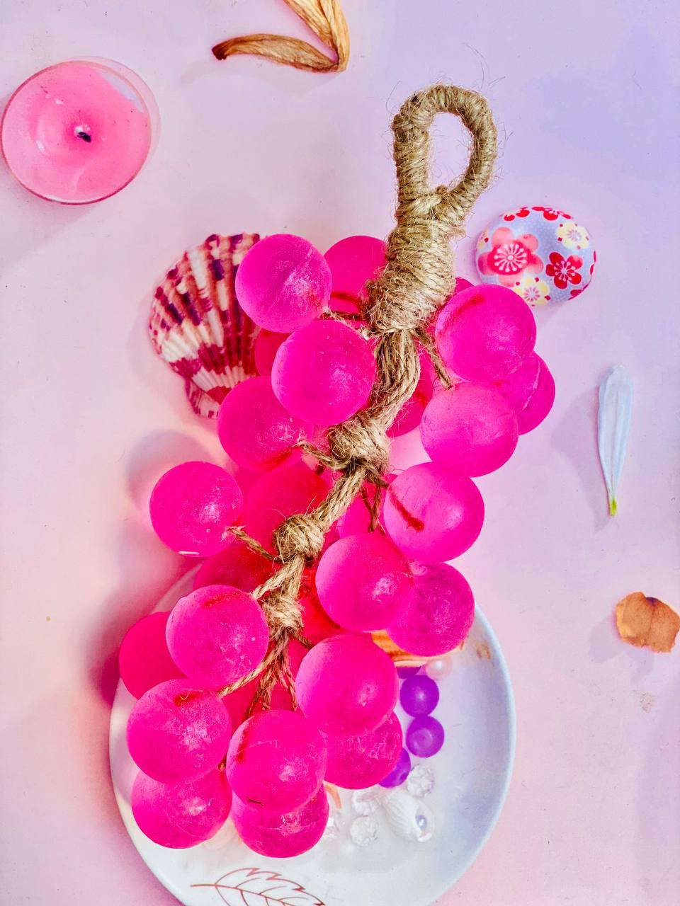 دللي بشرتك بسحر الطبيعة! 🍇✨
وصل الجمال والانتعاش! صابون العنب بتصميمه الفريد وريحتة اللي تاخذ العقل صار متوفر الآن. 
🧼🌸

• 🍇 شكل مميز: يضيف لمسة فنية وجمالية لحمامك.

• ✨ نعومة فائقة: ينظف البشرة بلطف ويتركها ناعمة كالحرير.
• 🌿 مكونات طبيعية: مستخلص بعناية ليعطيكِ إحساساً بالرفاهية.

✅ تصميم يدوي متقن يشبه العنب الحقيقي.
• ✅ رائحة فواحة تدوم طويلاً وتملأ المكان انتعاشاً.
• ✅ متوفر بألوان مبهجة (الأخضر والوردي) لتناسب ذوقك. 🟢💗


**إذا كنت صاحب هذا الإعلان وتريد حذفه لأي سبب، رجاءا أرسل رسالة إلى الدعم الفني**